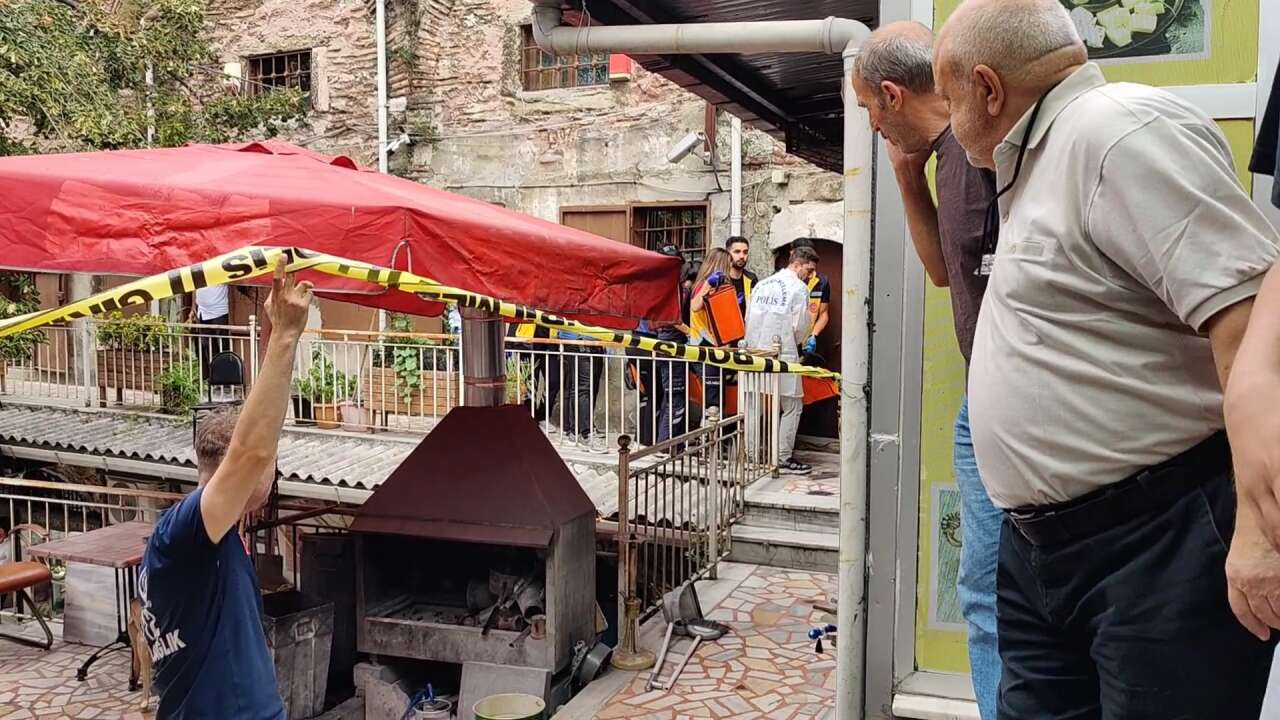 Şehrin göbeğindeki döviz bürosunda silahlı kavga çıktı! 3 ölü, 2 yaralı var 7